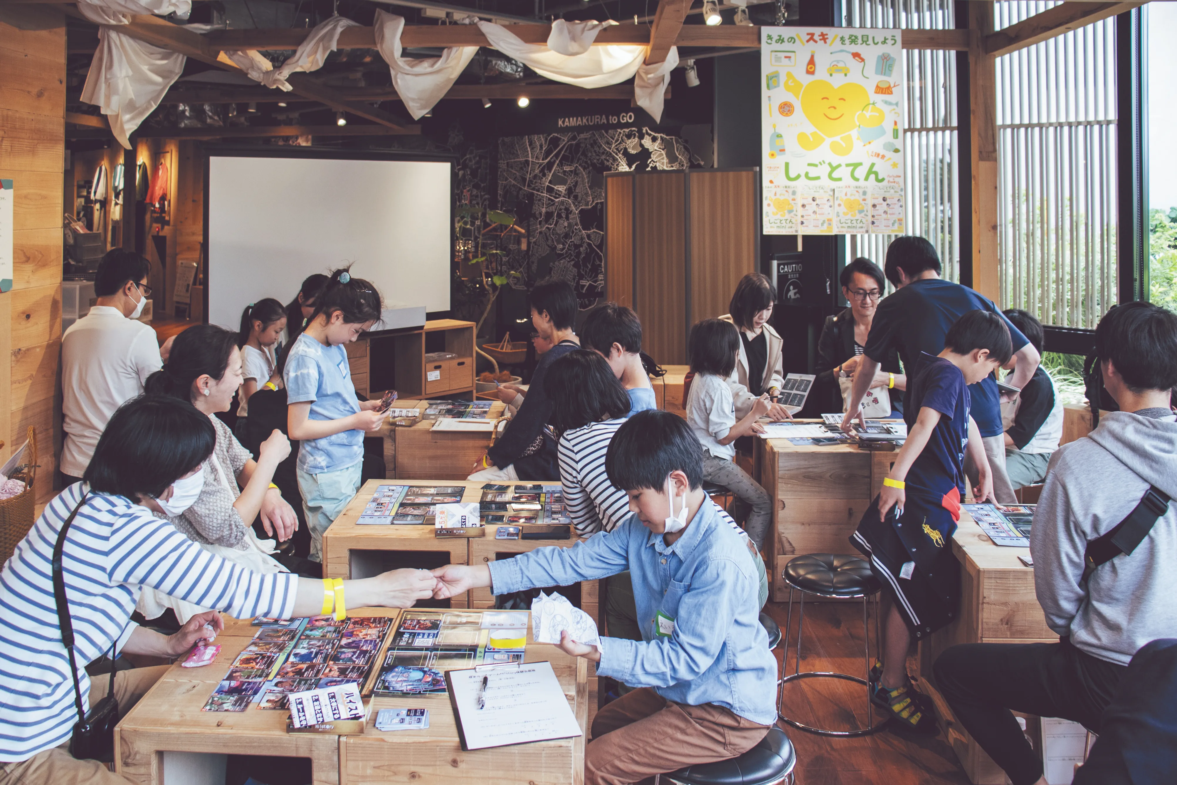 カードで遊んでいる様子の写真