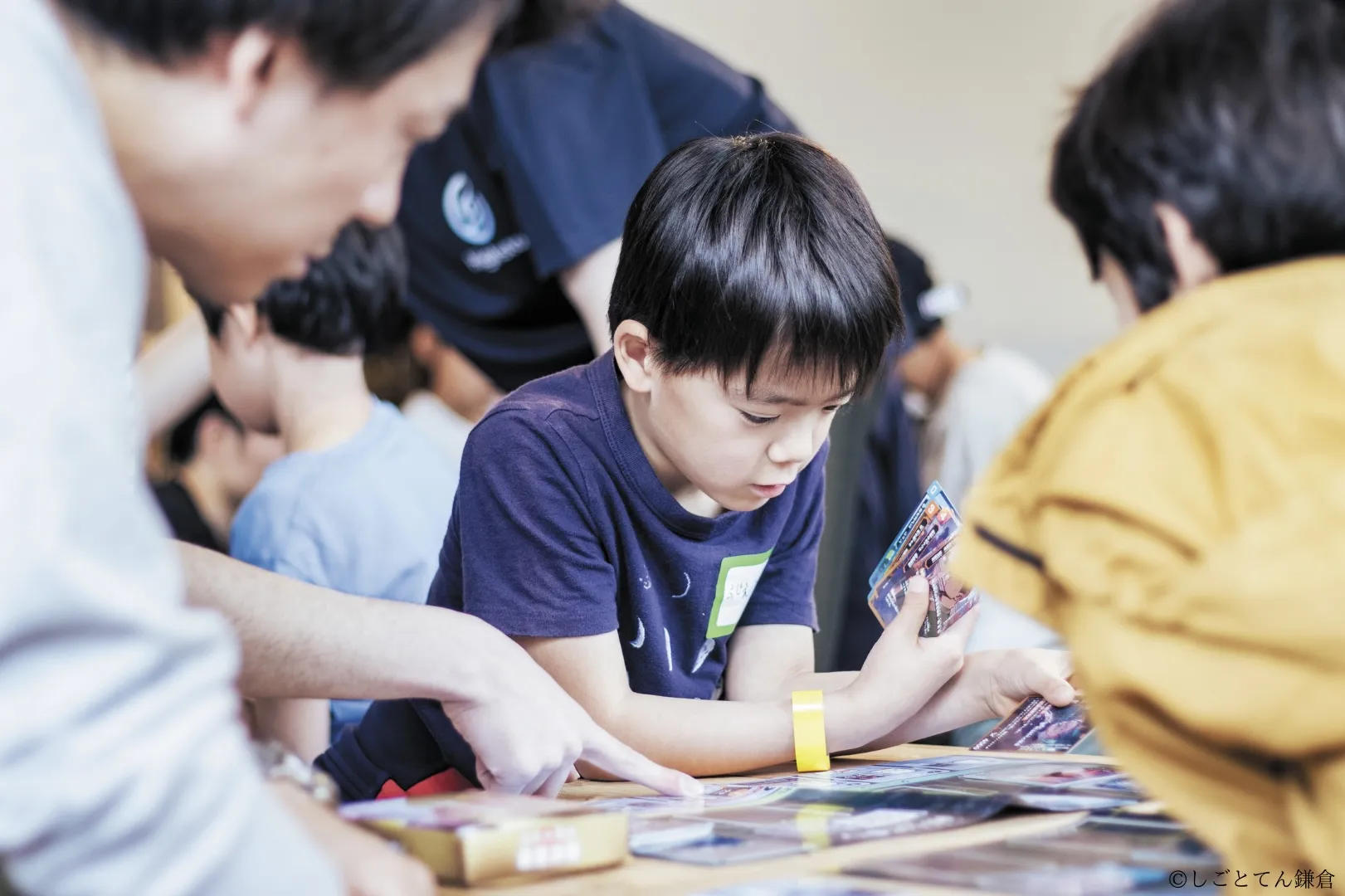 小さな子供がハイストで遊ぶ画像