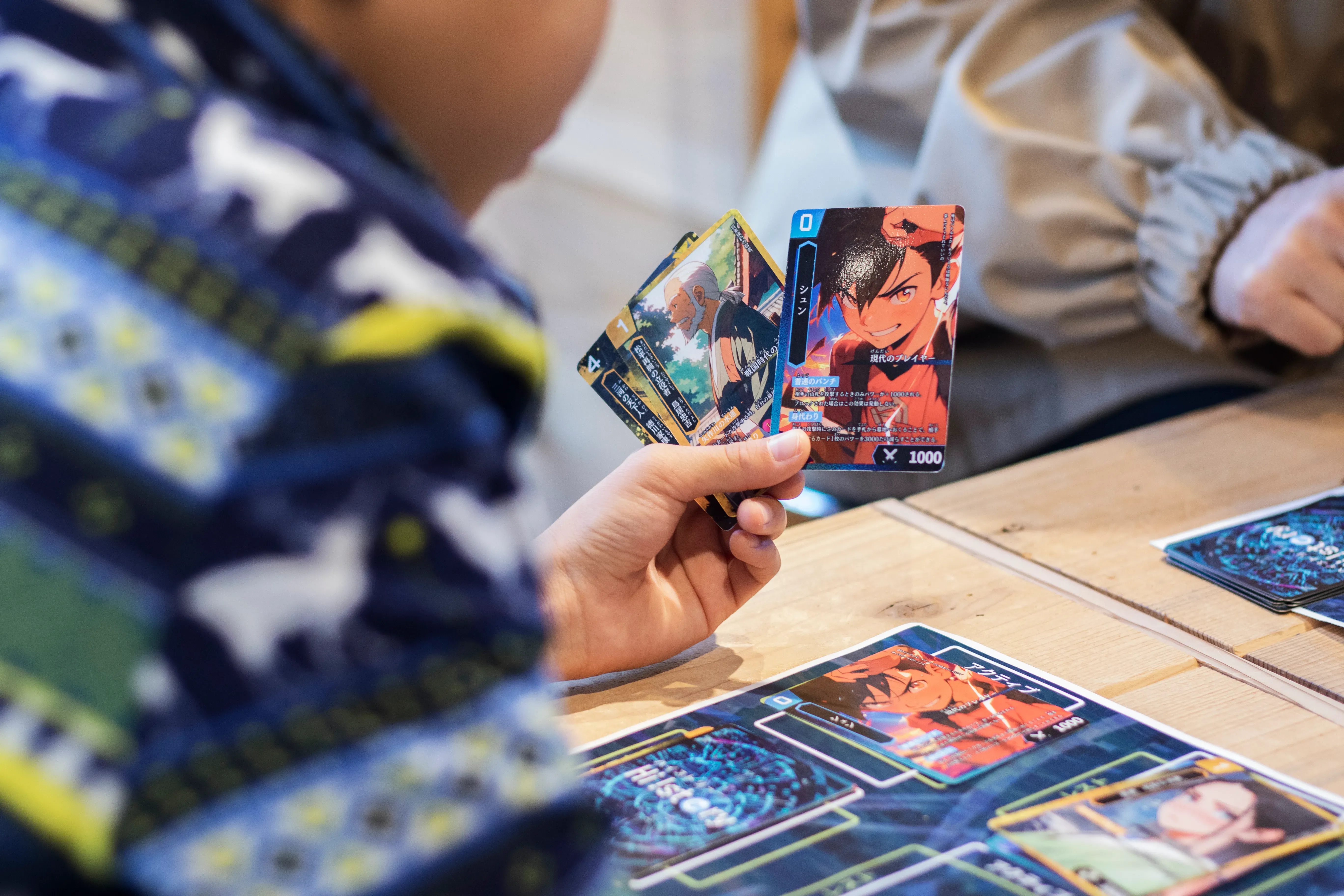 カードを持っている子供の様子