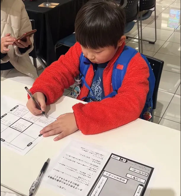 オリジナルカードを作るために調べ物をしている子供達の様子